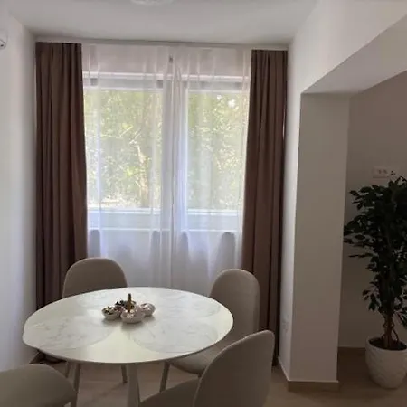 Tatjana Center *